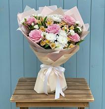 Букет цветов из:  Гвоздики, Орхидеи и Розы в Невинномысске