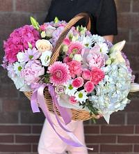 Композиция солнечный день в Невинномысске Цветочная композиция из Розы, Хризантемы, Пионы и Лизиантусы в корзине в Невинномысске
