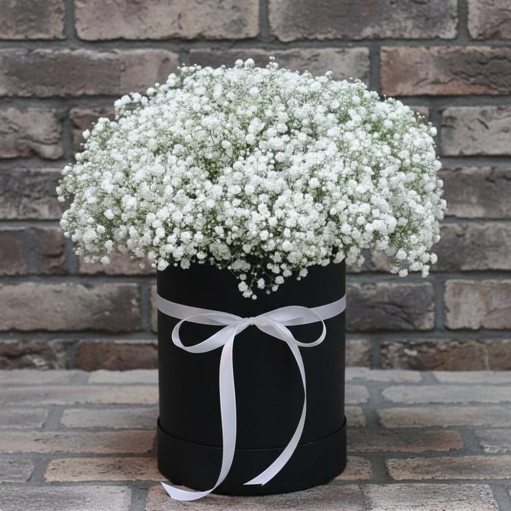 Цветочная композиция из Гипсофила в шляпной коробке в Невинномысске