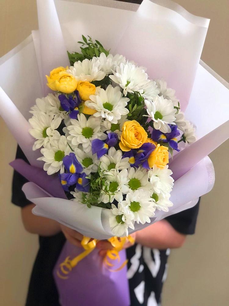 Букет цветов из: Ирисы, Хризантемы и Розы в Невинномысске