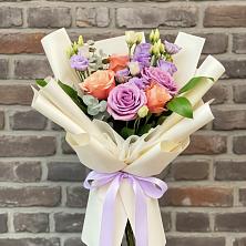 Букет цветов из:  Лизиантусы и Розы в Невинномысске