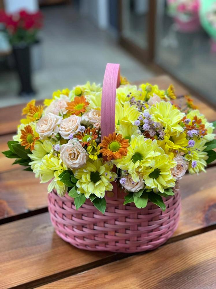Цветочная композиция из Хризантемы и Розы в корзине в Невинномысске
