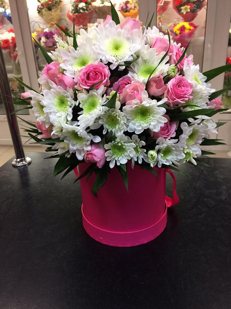 Цветочная композиция из Розы и Хризантемы в шляпной коробке в Невинномысске