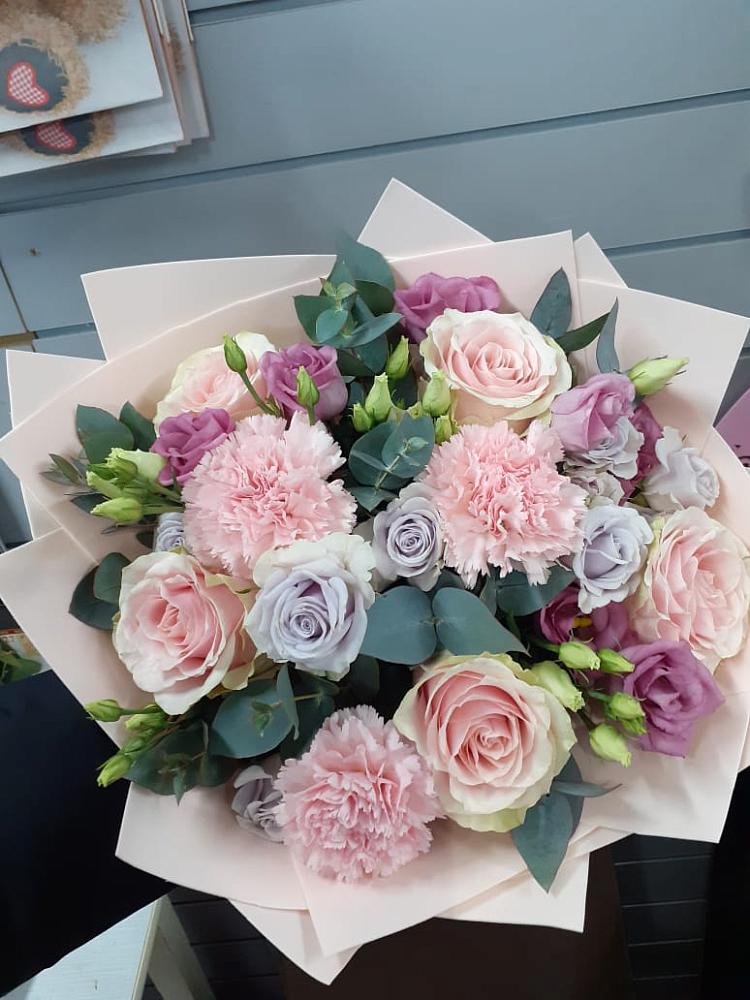 Букет цветов из: Розы, Гвоздики и Лизиантусы в Невинномысске