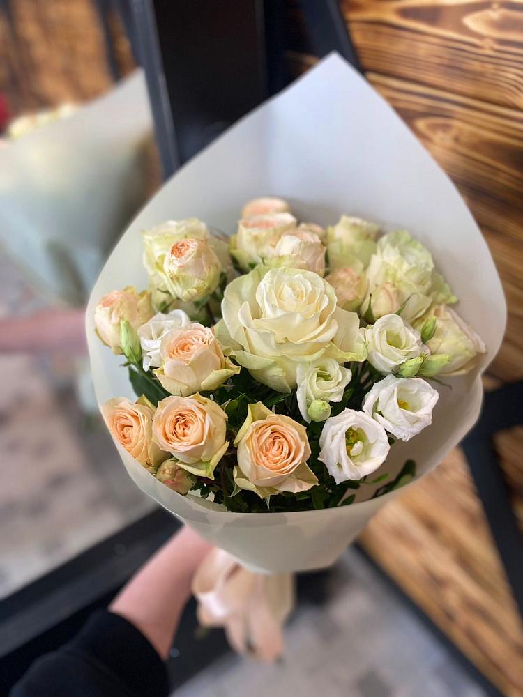 Букет цветов из: Розы и Лизиантусы в Невинномысске